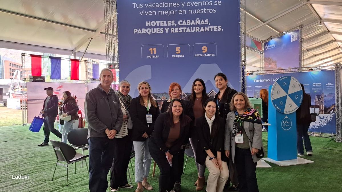 Álvaro Castilla, gerente general de la Filial de Turismo en Caja Los Andes, junto a su equipo en la segunda jornada de VyVA 2025. 