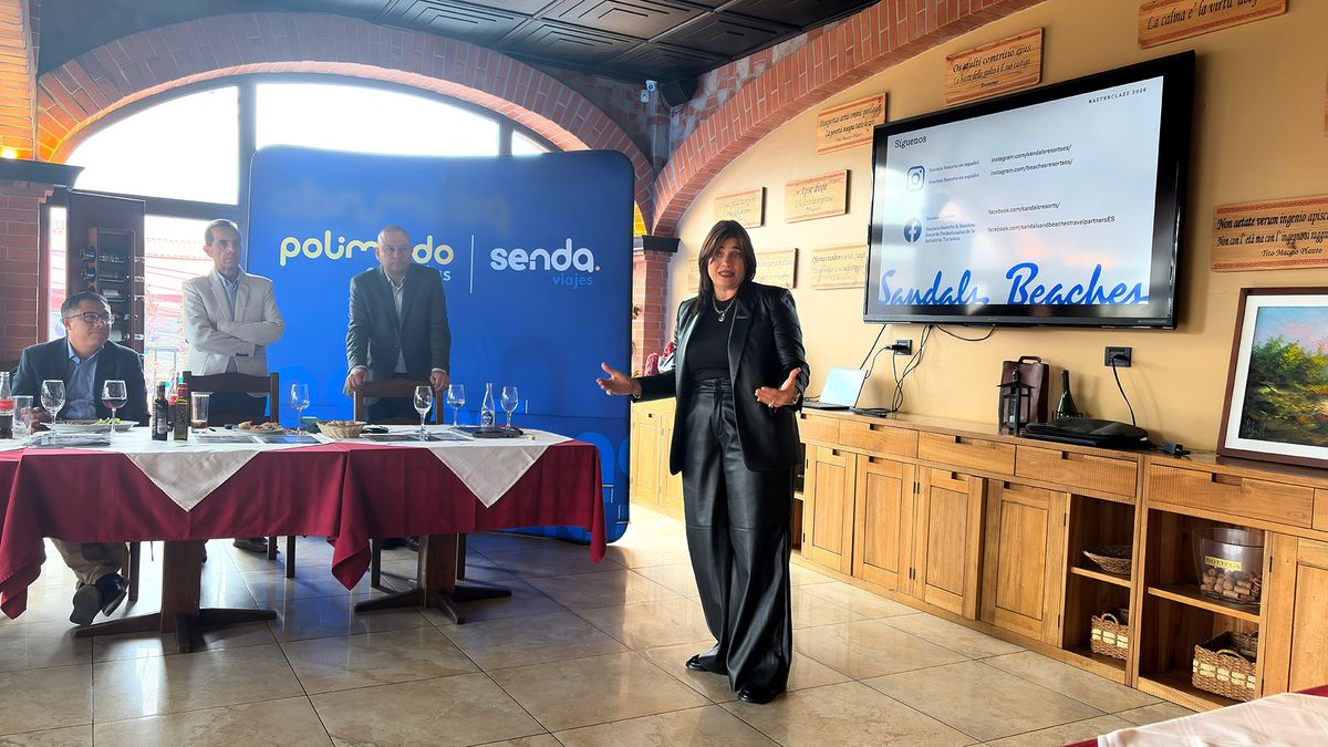 Arlenes Garc&iacute;a, gerente de Ventas de Sandals para Latinoam&eacute;rica, durante capacitaci&oacute;n con Polimundo.