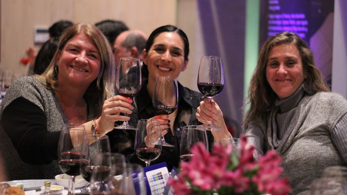 Latam reunió a agencias de viajes para degustar los vinos de sus cabinas Premium. - Ladevi Medios y Soluciones Latam reunió a agencias de viajes para degustar los vinos de sus cabinas Premium.