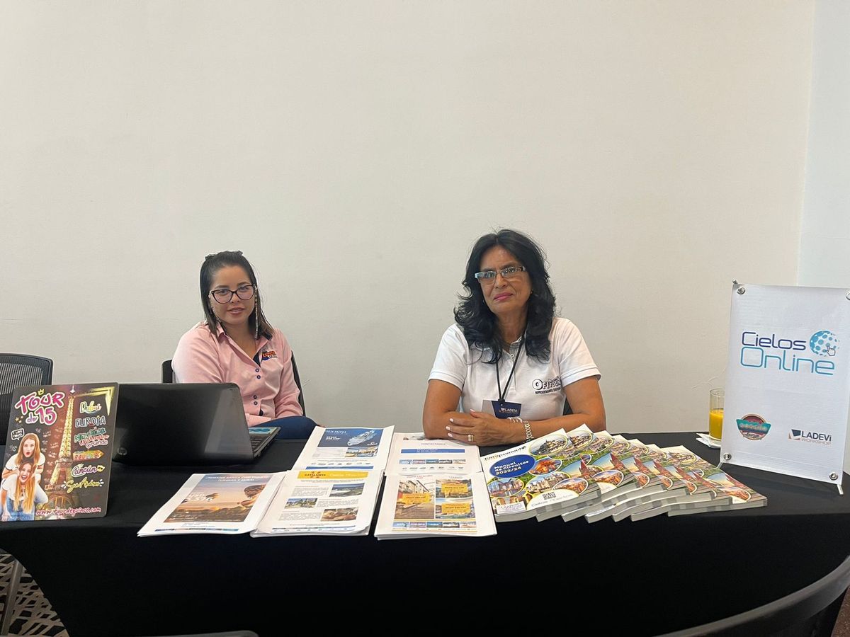 Equipo comercial de Cielos Online en el Workshop de Ladevi en Bucaramanga.