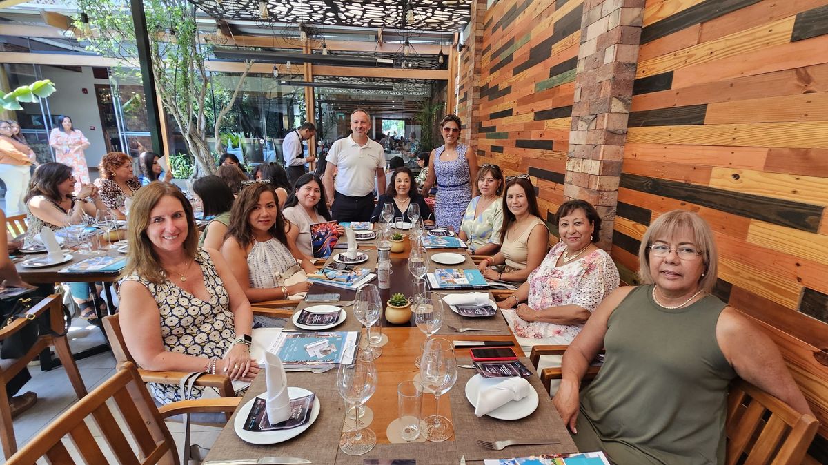 Ingrid del Busto y Rafael Galán junto a las agencias de viajes invitadas.
