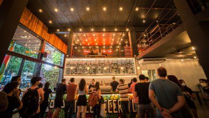 En la pizarra del bar se luce alguna cervezapremiadas a nivel nacional e internacional, como la Irish Red Ale de colorrojizo, equilibrada y ligera. &nbsp;