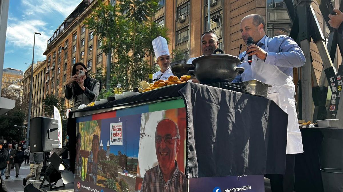 Cristóbal Benítez, director nacional de Sernatur, encabezó muestra gastronómica en el Paseo Bandera.