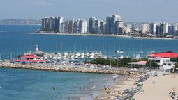 El turismo se ha reducido en las playas de Santa Elena debido al clima frío.