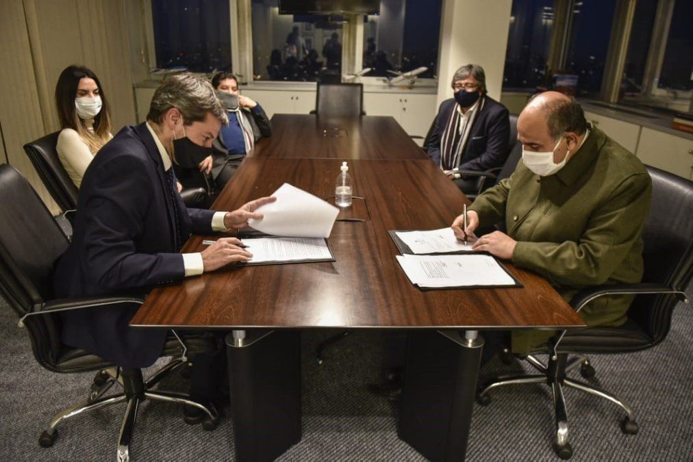 Matías Lammens y Juan Manzur firmaron convenio para realizar trabajos de infraestructura turística en Tucumán.