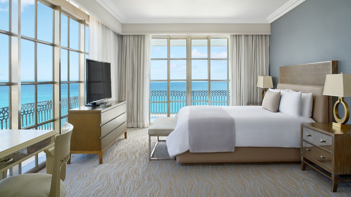 Kempinski Cancún ofrece 363 habitaciones y suites de elegancia atemporal y vistas cautivadoras al mar.
