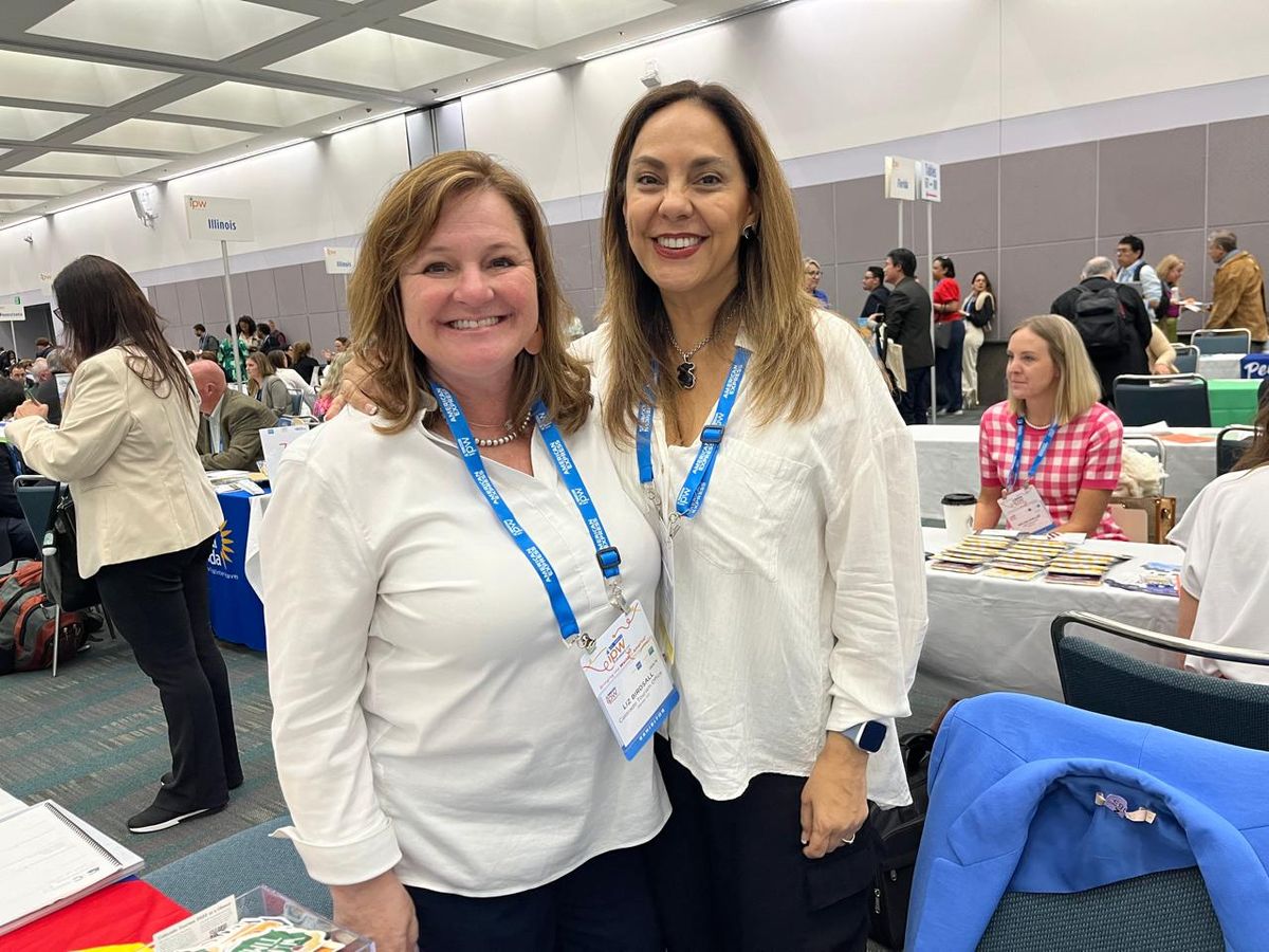Liz Birdsall y Adriana de la Torre, de la Oficina de Turismo de Colorado.