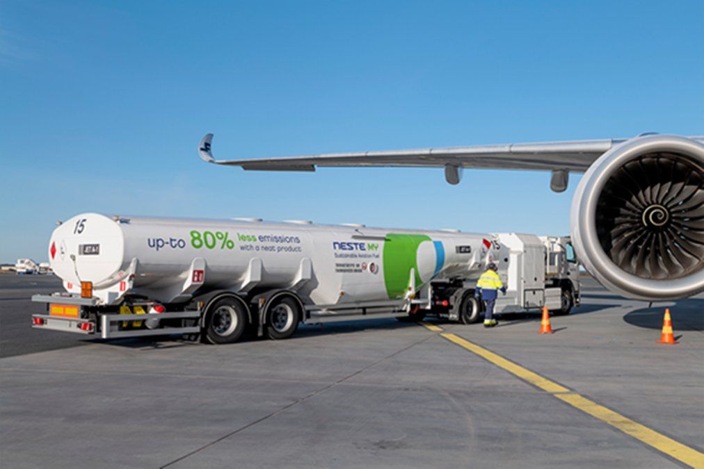 Airbus y Neste colaborarán en la producción de combustible sustentable de aviación (SAF).