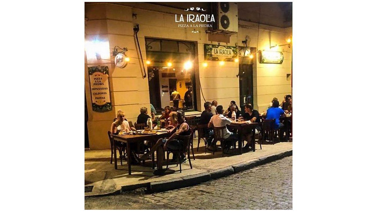 Fin de semana: La Iraola es la cervecería y pizzería emblemática en la plaza de Tolosa. Imperdible una parada después de la caminata.