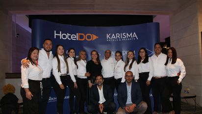 Gastón Carné Boinard, director comercial de HotelDO junto a su equipo.