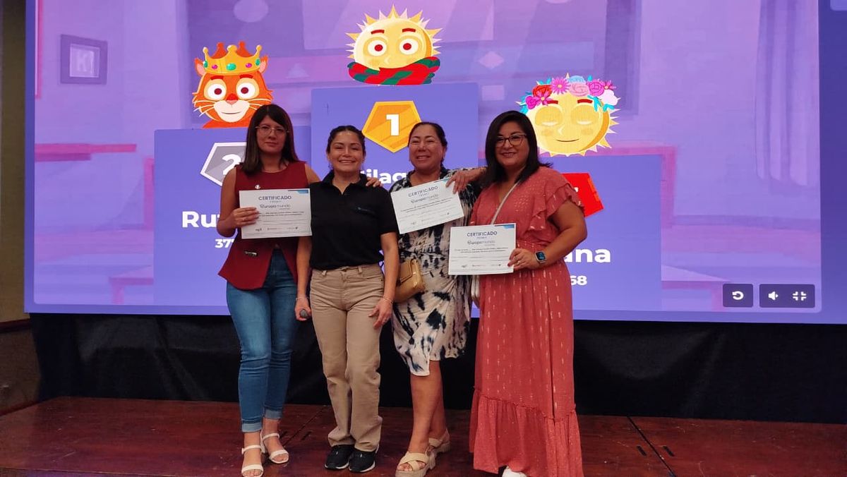 Roc&iacute;o La Rosa junto a las ganadoras de la trivia con Europamundo.