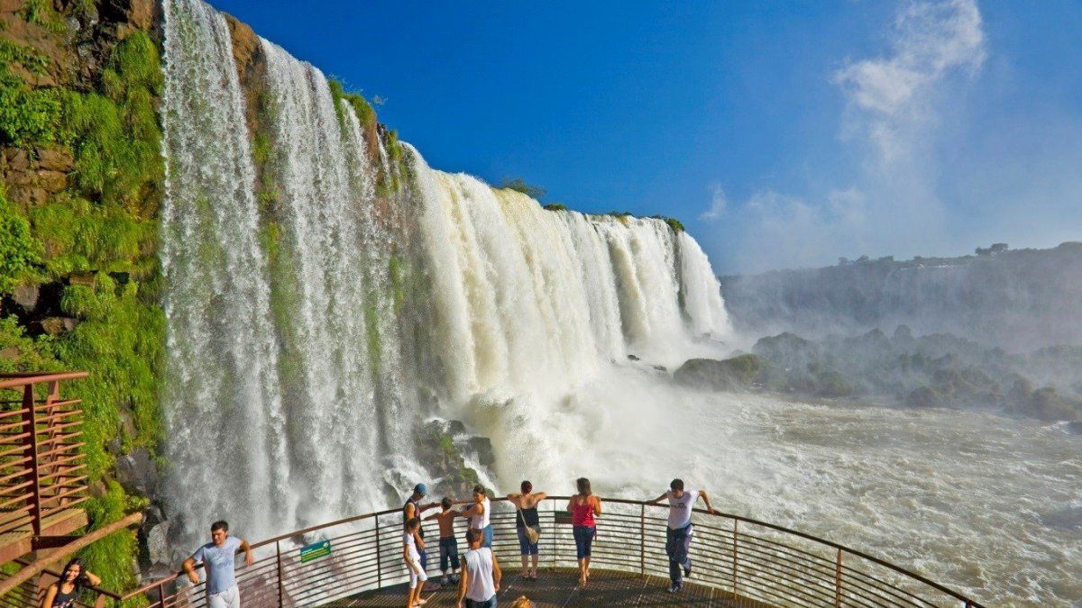 Las Cataratas del Iguazú quintuplicaron su caudal habitual: alcanzaron los 7 millones de litros de agua por segundo