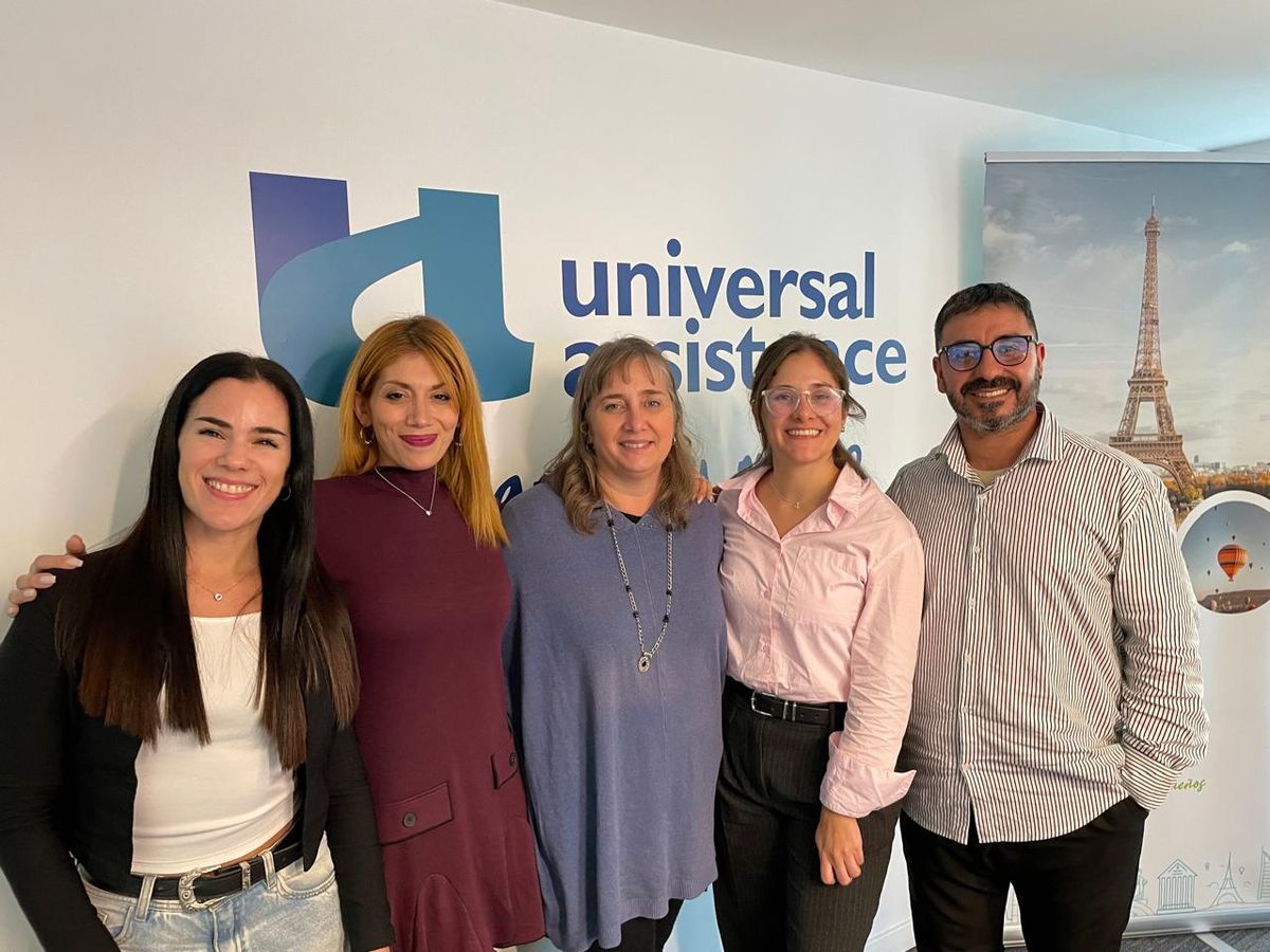 Los directivos de Volando Viajes y Universal Assistance al término del encuentro.