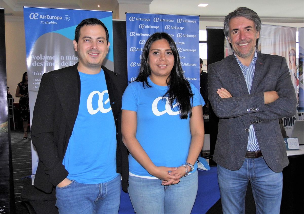 Parte del equipo comercial de Air Europa en Ecuador, incluido Alberto Cladera. - Ladevi Medios y Soluciones Parte del equipo comercial de Air Europa en Ecuador, incluido Alberto Cladera.