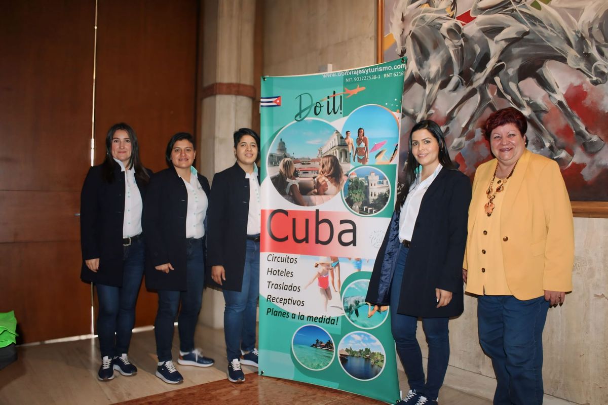 Jackeline Segura, Deysi Herrera, ejecutivas comerciales, Carolina Correa, directora comercial, Luisa Correa, gerente general de Do It Viajes y Turismo e Ivis Fernández, consejera de Turismo en Colombia.&nbsp;