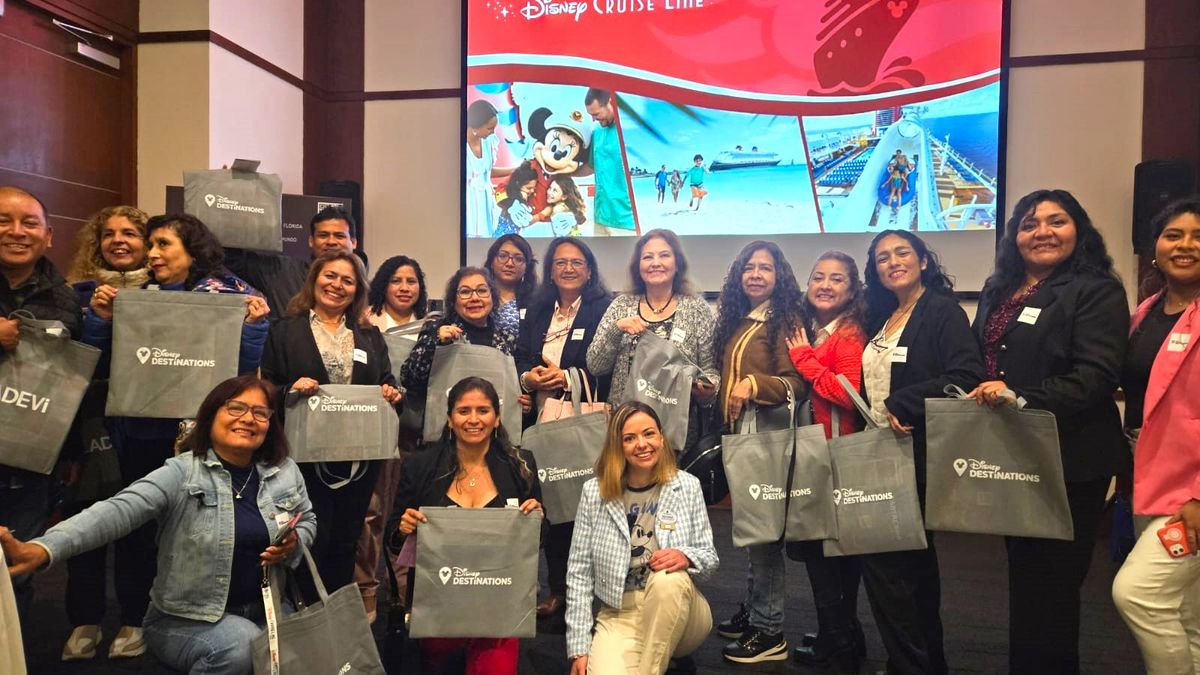 Agentes felices por la capacitaci&oacute;n de Disney en el pa&iacute;s.
