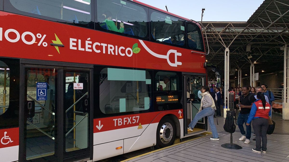 Recorrido 555 conecta Pajaritos y el Aeropuerto de Santiago, incorporando el uso de buses eléctricos de dos pisos. - Ladevi Medios y Soluciones Recorrido 555 conecta Pajaritos y el Aeropuerto de Santiago, incorporando el uso de buses eléctricos de dos pisos.