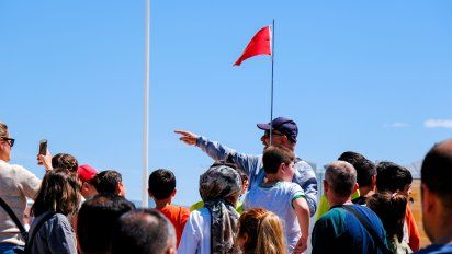 Académicos y asociaciones de guías de turismo de Argentina criticaron las políticas desregulatorias de Javier Milei.