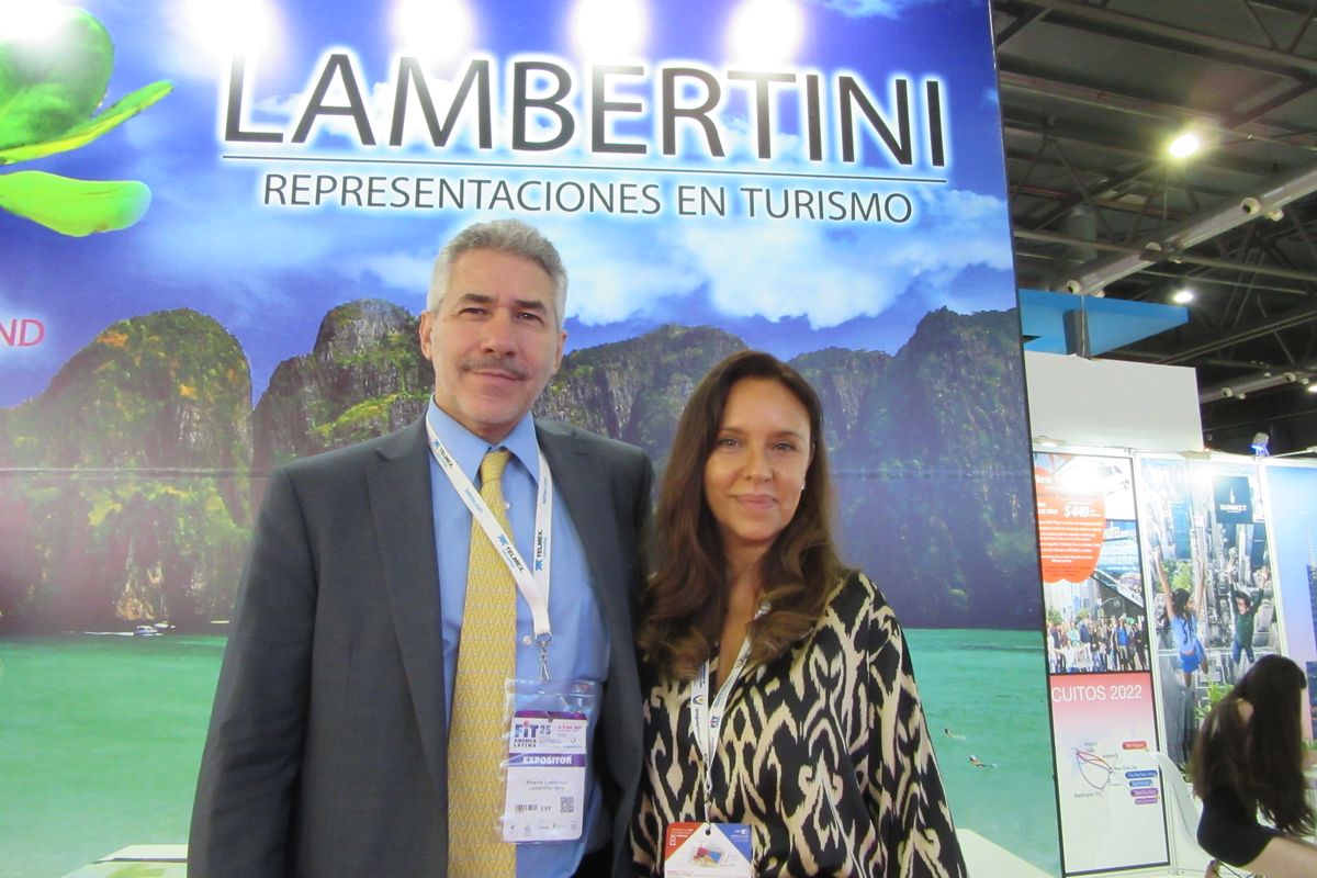 Ricardo Lambertini y Marcela Candales, en el stand de Lambertini Representaciones en la Feria Internacional de Turismo de América Latina.