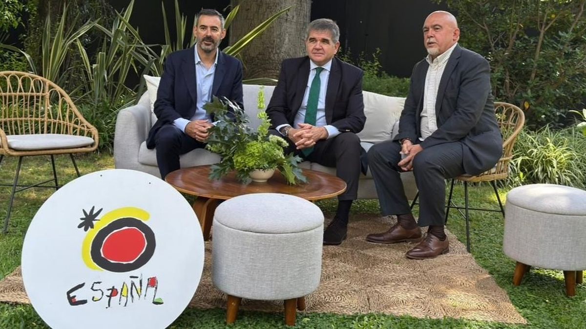 Felipe Formariz Pombo, Consejero de Turismo de España para Argentina, Bolivia, Chile, Ecuador, Paraguay, Perú y Uruguay; Joaquín de Arístegui, embajador de España en Argentina; y Gonzalo Yrurtia, CEO y editor de Ladevi Medios.