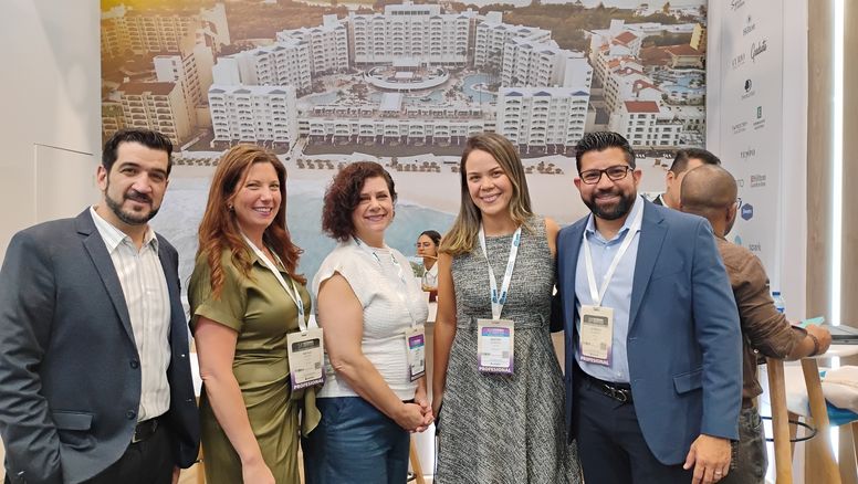 Ejecutivos de Hilton All-Inclusive en la Vitrina Turística Anato 2025.