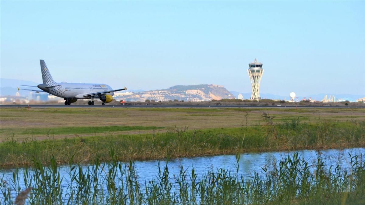 Avión de Vueling, en la pista de despegue del aeropuerto de El Prat.