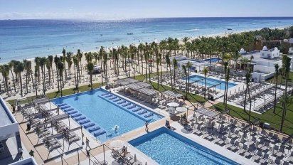 El Informe Anual de RIU recoge los avances en sostenibilidad, como el aumento del 40% en inversión social, así como los principales indicadores de la empresa.