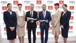 Antonino Turicchi, presidente de ITA Airways y Adnan Kazim, vicepresidente y director comercial de Emirates Airline, en el centro, rodeados de tripulantes de cabina de ambas compañías.