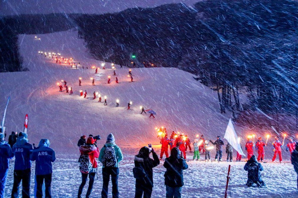 La Bajada de Antorchas es una conmovedora tradición del Cerro Castor.