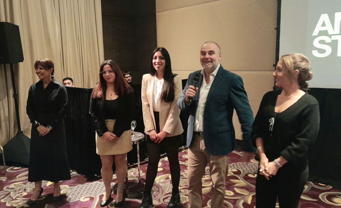 Gustavo Mesa junto a Malena Omoldi y el equipo local de Bahia Principe.