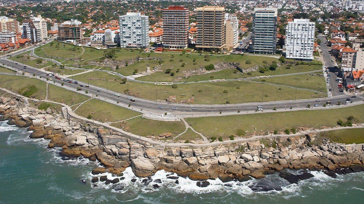 Vacaciones 2026: el bus turístico de Mar del Plata visitaría la Torre de Agua, Sierra de los Padres, el Torreón del Monje y el barrio Los Troncos, entre otros atractivos.