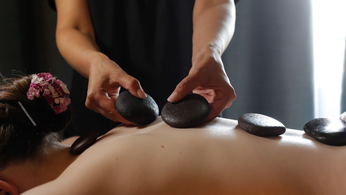 El masaje con piedras calientes es parte de una de las propuestas de bienestar del Secret Spa. El masaje con piedras calientes es parte de una de las propuestas de bienestar del Secret Spa.