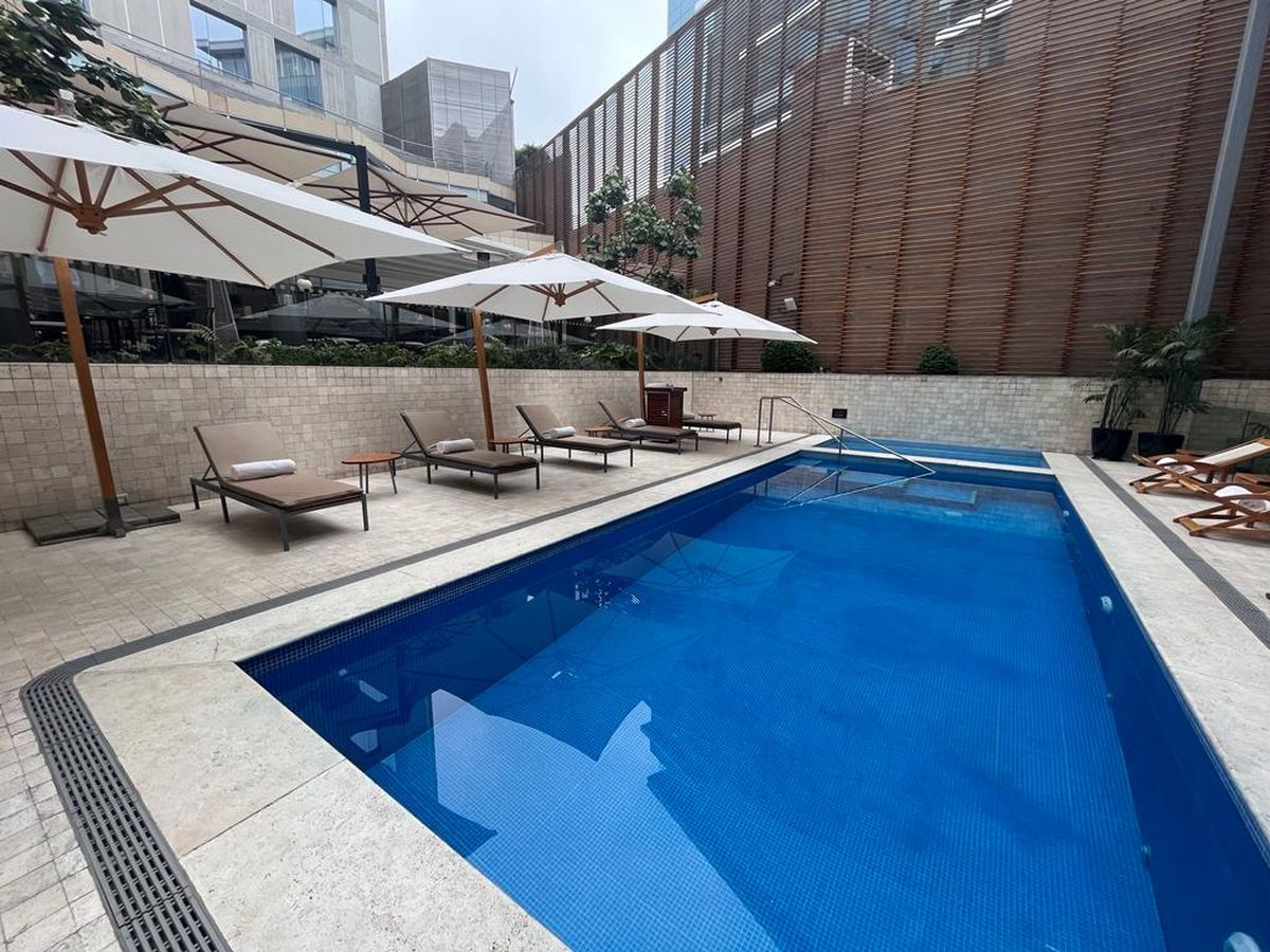 La piscina al aire libre de Pullman Lima San Isidro se encuentra junto al jacuzzi climatizado.