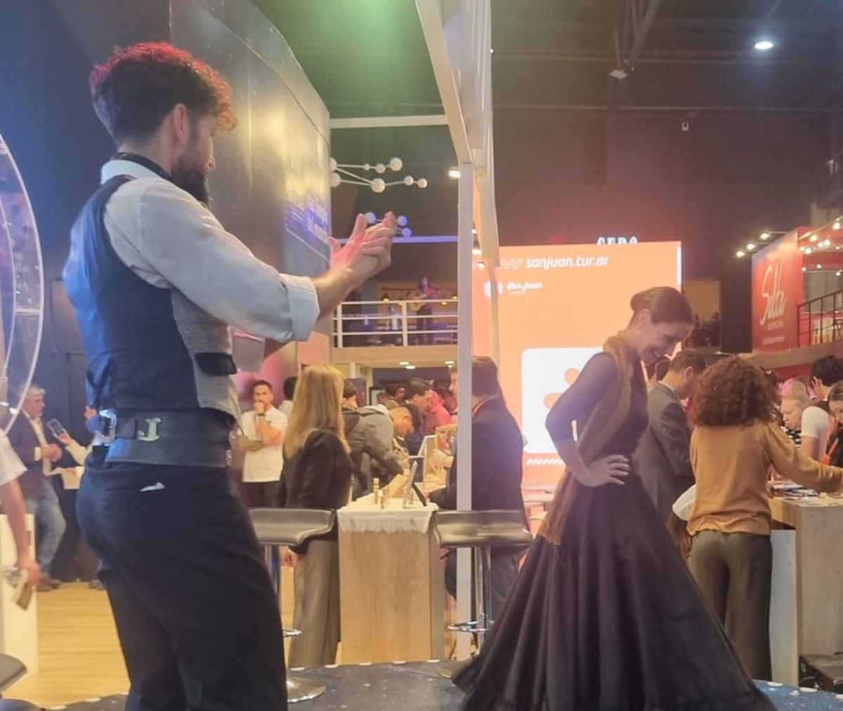 Danza en el stand de Salta.