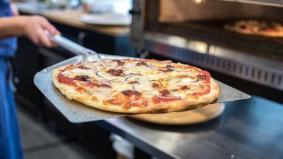 Paritarias: el sindicato de pizzeros acordó unincremento salarial trimestral del 30% para trabajadores de pizzerías y casasde empanadas; que se aplicará en julio, agosto y septiembre.&nbsp;