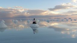El Salar de Uyuni ofrece paisajes únicos en el mundo y es uno de los principales atractivos turísticos de Bolivia.