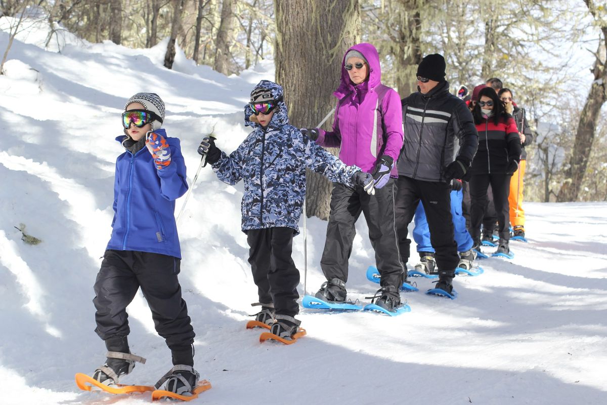 Las caminatas con raquetas son una actividad imperdible para grandes y chicos estas vacaciones de invierno.&nbsp;
