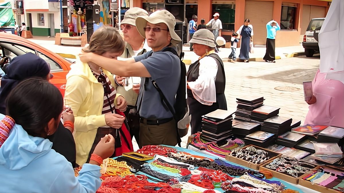 El gobierno decretó la reducción del IVA durante el feriado para las zonas afectadas por el paro de octubre. En la foto, la Feria de los Ponchos de Otavalo.