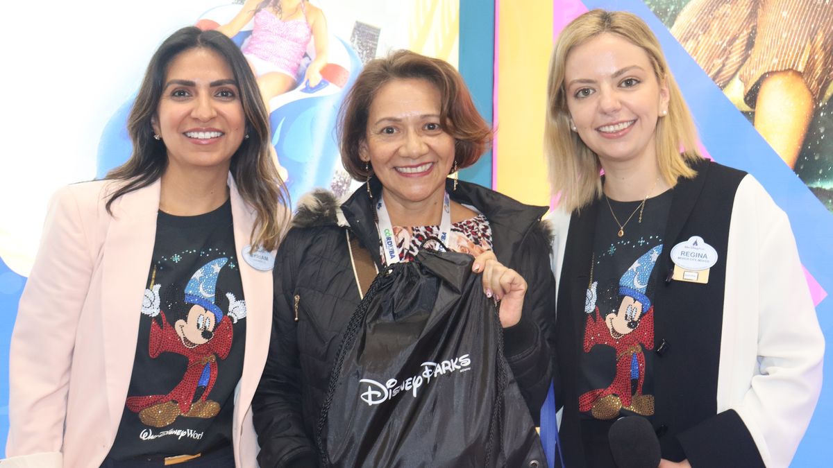 Myriam Guzm&aacute;n, Training Specialist, y Regina Osuna, gerente de Ventas para M&eacute;xico y Colombia de Disney Destinations, junto a una de las agentes de viajes ganadoras del sorteo.