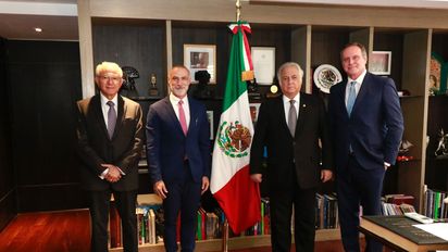 El secretario de Turismo del Gobierno de México, Miguel Torruco Marqués; y el cónsul general de México en la ciudad de Miami, Jonathan Chait Auerbach.