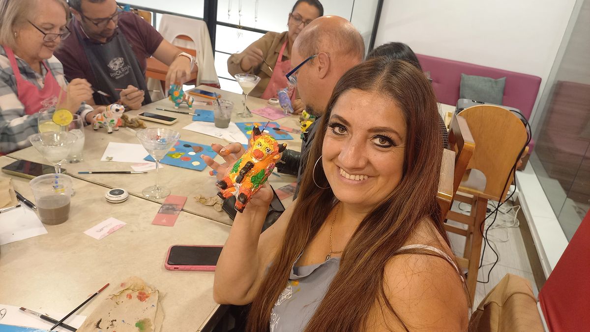 Agentes de viajes pintaron toritos de Pucará en el marco de la capacitación de PromPerú y Travel Group.