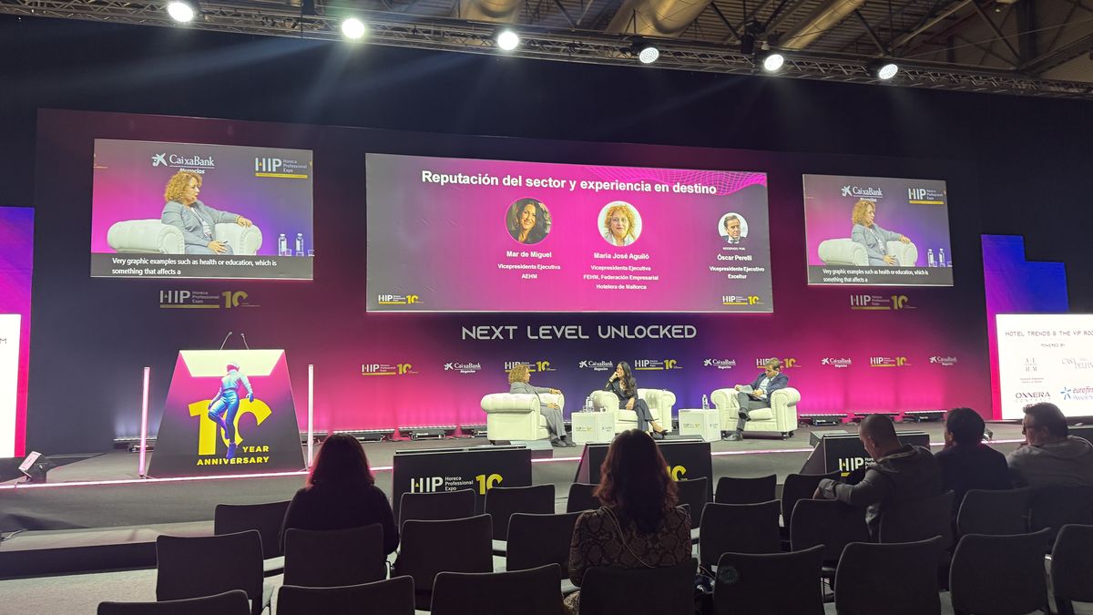 Oscar Perelli, Vicepresidente Ejectivo de Exceltur (derecha); Mar de Miguel, Vicepresidente Ejectiva de la Asociaci&oacute;n Empresarial de hoteles de Madrid (AEHM) (centro); y Mar&iacute;a Jos&eacute; Aguil&oacute;, Vicepresidenta Ejecutiva de la FEHM, Federaci&oacute;n Empresarial Hotelera de Mallorca.