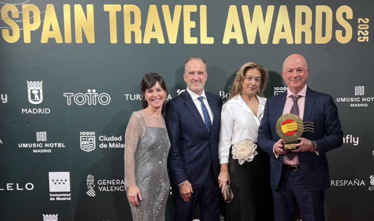 Parte del equipo de Travel Advisors tras recibir el galardón de Mejor asociación en los primeros Spain Travel Awards.