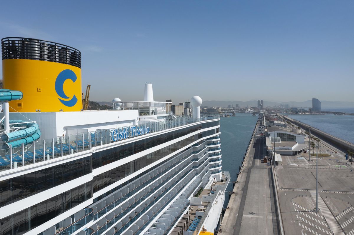 El Costa Toscana, de Costa Cruceros, en el puerto de Barcelona.