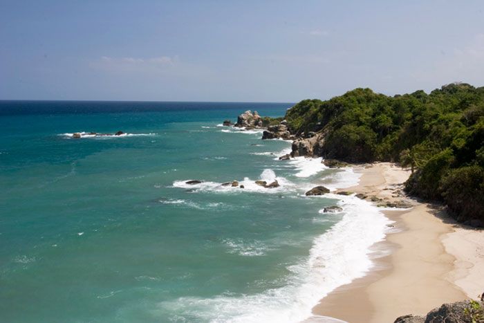 En Santa Marta, las deslumbrantes bahías se encuentran en medio de una vegetación siempre verde y abundante.