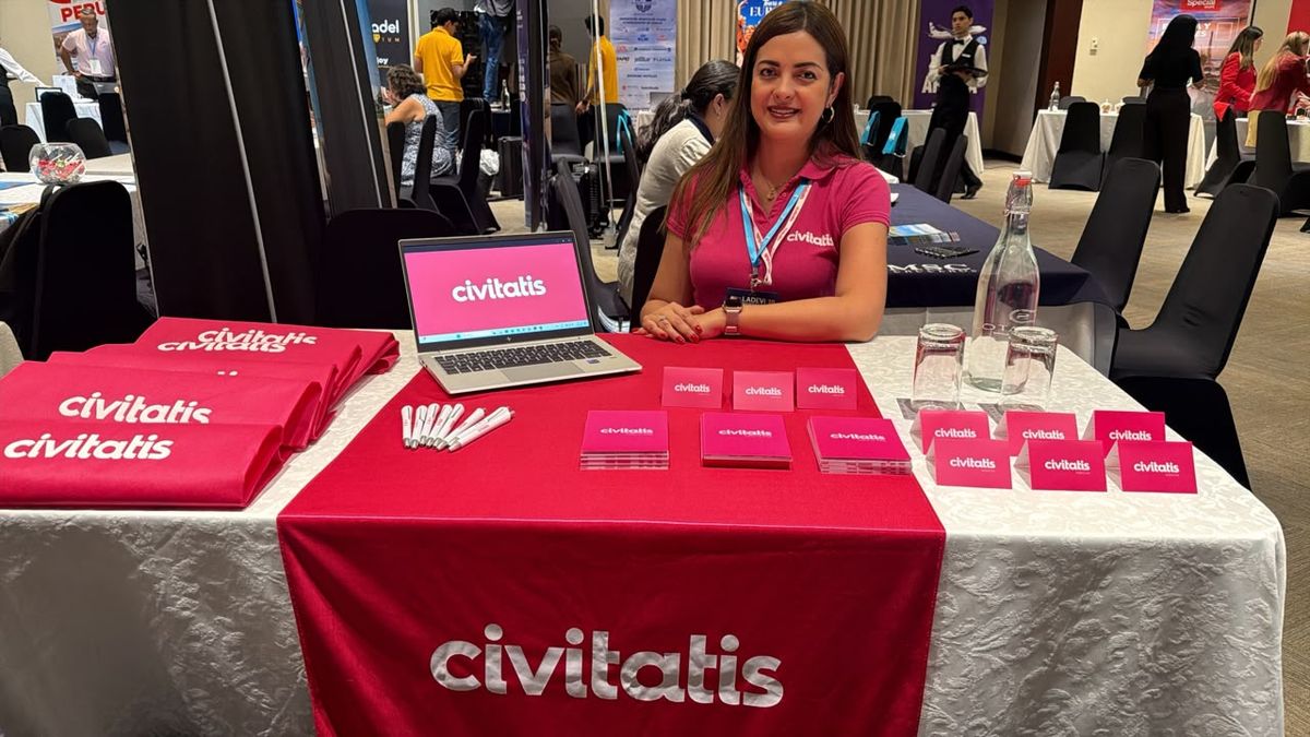 Jennifer Vargas, account manager de Civitatis, en el Ladevi Workshop Guayaquil. 