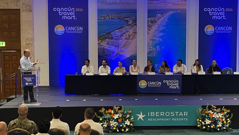 Jesús Almaguer, presidente de la Asociación de Hoteles de Cancún, Puerto Morelos e Isla Mujeres, en la inauguración del Cancún Travel Mart 2024.