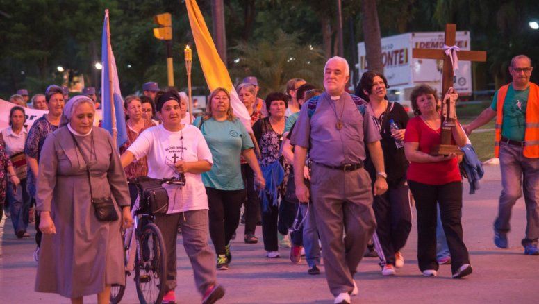 Nació por iniciativa del Monseñor Pacífico Scozzina en 1997 y desde entonces fue impulsado este evento que consiste en 14 cruces de madera de quebracho y algarrobo, plantadas a lo largo de la RN81.