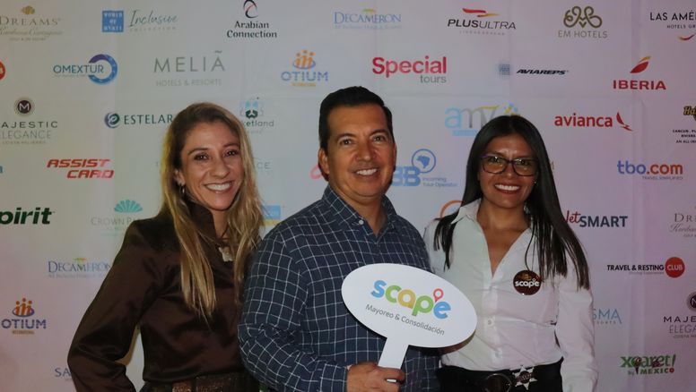 Tatiana Castellanos, directora comercial de Scape Mayorista. Héctor Aponte, gerente de la agencia de viajes Santur y Scape Mayorista. Jennifer García, líder de consolidación en Scape Mayorista.