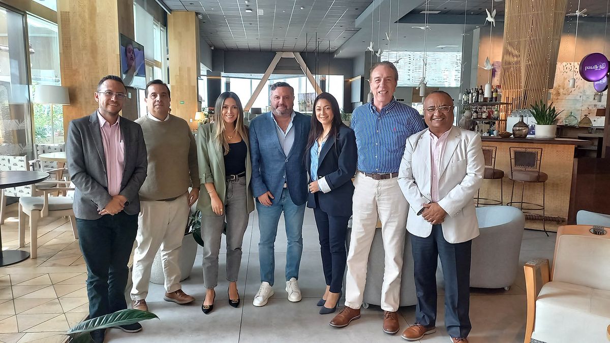 Integrantes de la directiva de Asomatur 2025-2027: Antonio Lucio, Patricio Catán, Fidel Murgueytio (Presidente), Cecilia Paredes, Francisco Arboleda y Pablo Lara. Los acompaña Jéssica Sánchez, gerente de Ventas de Ladevi en Ecuador (3a izq.). - Ladevi Medios y Soluciones Integrantes de la directiva de Asomatur 2025-2027: Antonio Lucio, Patricio Catán, Fidel Murgueytio (Presidente), Cecilia Paredes, Francisco Arboleda y Pablo Lara. Los acompaña Jéssica Sánchez, gerente de Ventas de Ladevi en Ecuador (3a izq.).